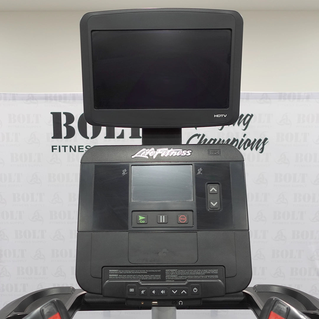 Lifefitness | 95P with 7" touchscreen and HDTV | Stepmill • PMH101740